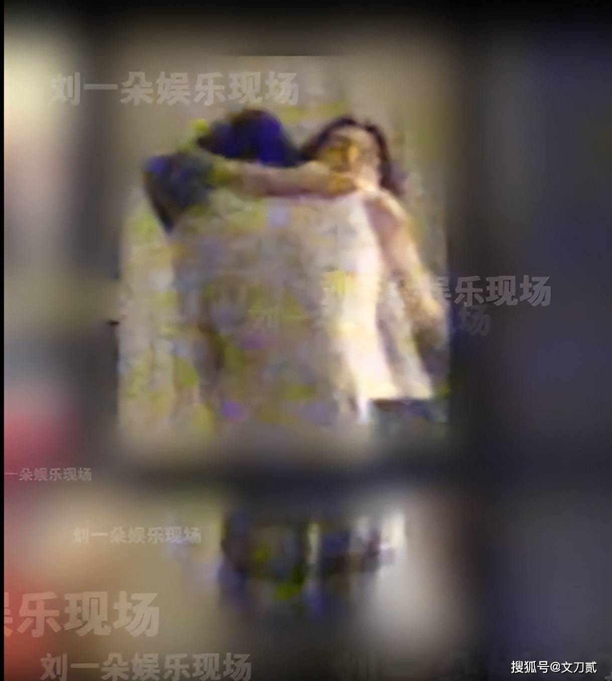 周也卧室拥吻被拍 男方身份引热议