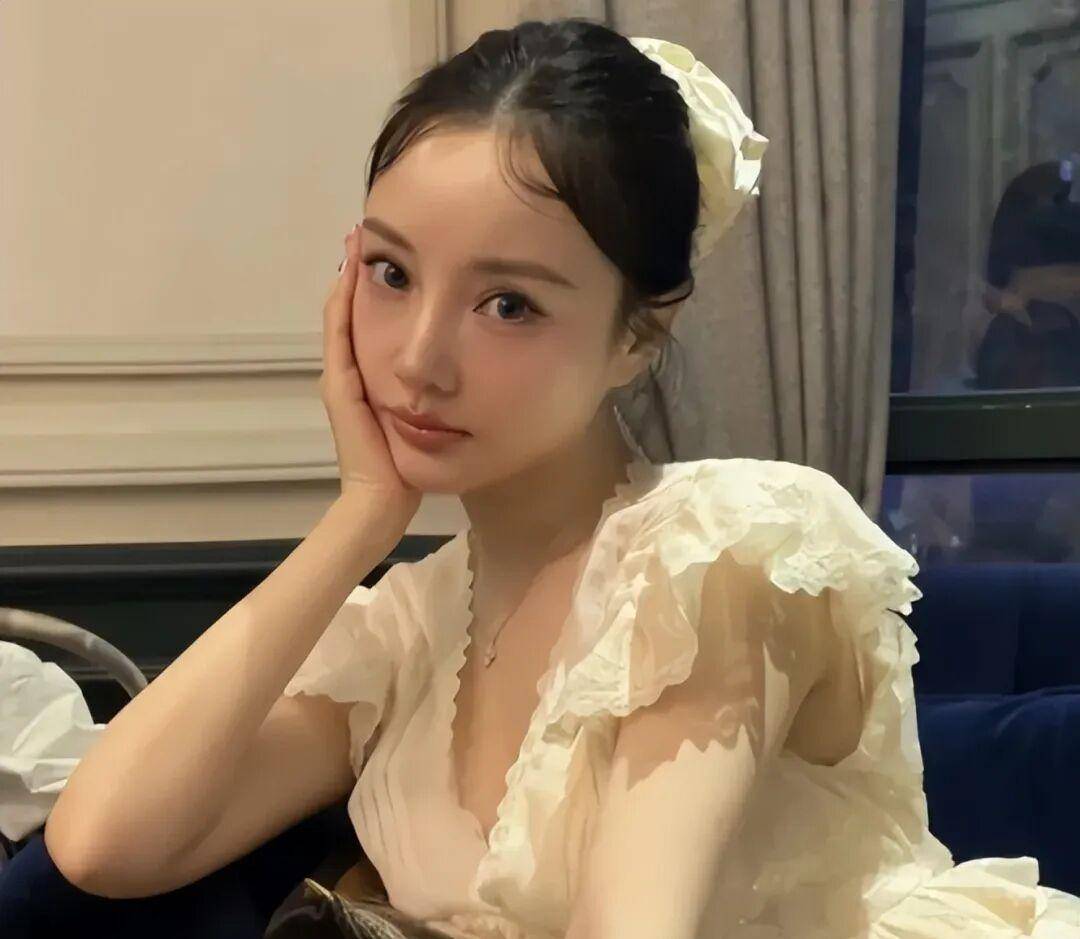 李小璐行为导致女儿甜馨成为受害者