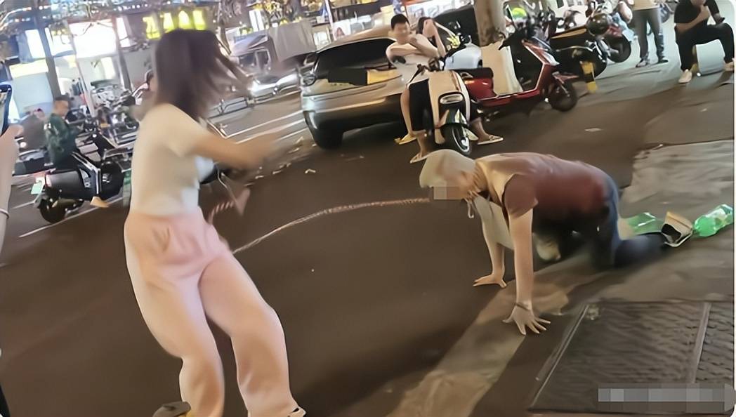 湖南两女铁笼游街后续:相关人员被处理