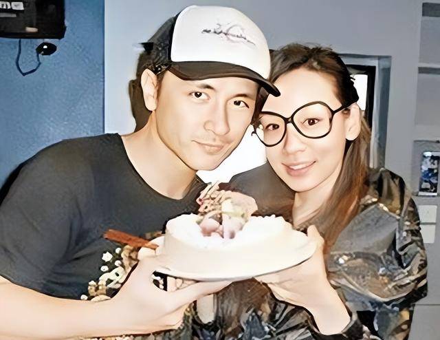 香港艺人杨思琦洗脱撒谎嫌疑 单亲妈妈熬夜直播