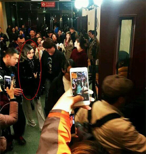 萧亚轩安徽春晚耍大牌引冲突 网友吐槽胸小