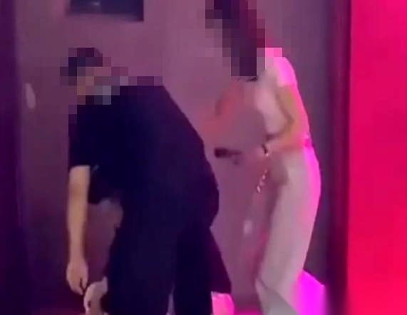 酒吧飞踹乌龙